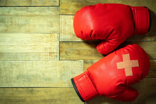 Guantes Boxeo Rojos Colocados Suelo Madera Gimnasio Yeso Adhesivo Entre —  Fotos de Stock