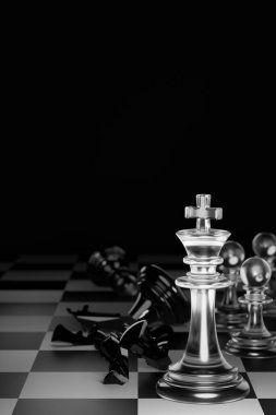 Beyaz satrancın kralı siyah arka planda siyah satrancın kralı oldu. İş oyunları müsabakalarında zafer kazanmak için stratejik liderlik planlaması kavramı. 3 Boyutlu Hazırlama.
