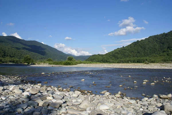  dağ Nehri