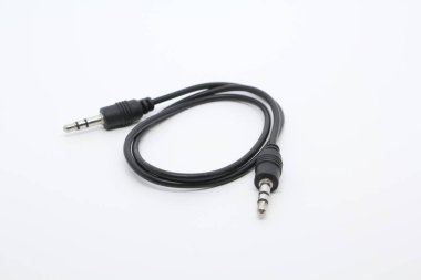 Beyaz arka plan üzerinde izole siyah ses kablosu aux