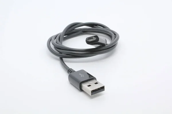 Cable USB negro y micro USB aislado sobre fondo blanco —  Fotos de Stock