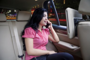 Telefonu arabaya kullaranarak işkadını