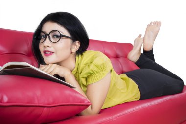 Kadın kamera önünde rahatlatıcı