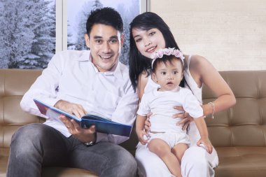 Kamera önünde oturan genç aile