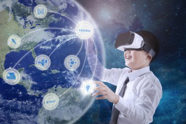 Genç adam ve küre ile kelime öğrenin