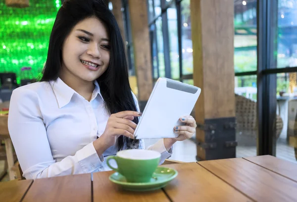 在咖啡馆里使用平板电脑的亚洲女人 — 图库照片