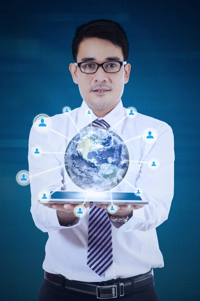 Empresário e 3d globo terrestre em tablet — Fotografia de Stock