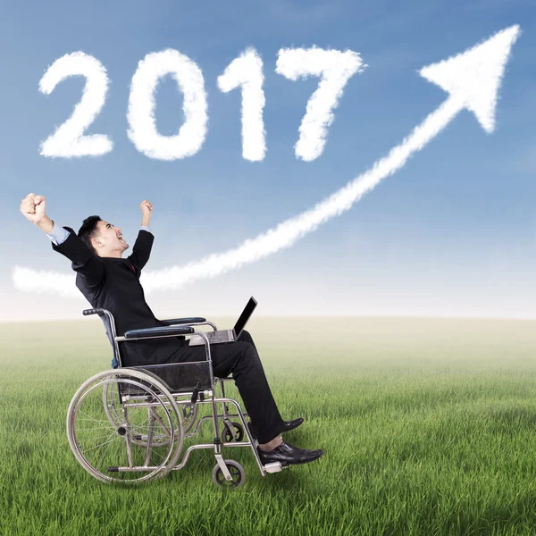 Disabilita uomo con numero 2017 e freccia — Foto Stock