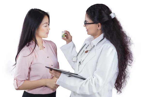 Médico dando medicamentos al paciente — Foto de Stock