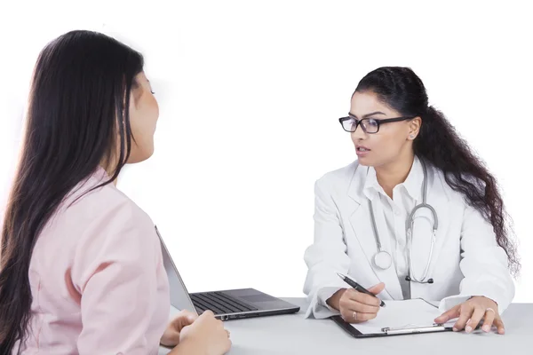 Médico conversando com paciente — Fotografia de Stock