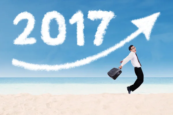 Imprenditore saltando sotto verso l'alto e il numero 2017 — Foto Stock