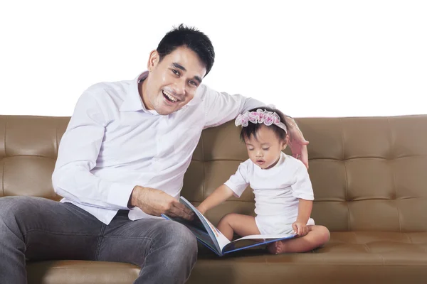 Vater und Tochter lesen Buch — Stockfoto