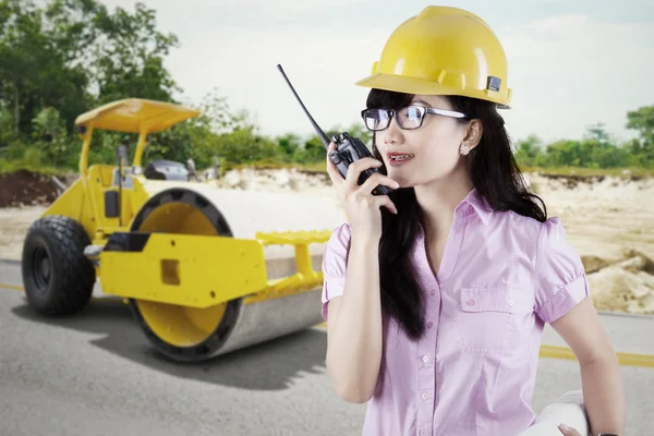 Contratante feminino usando walkie talkie — Fotografia de Stock
