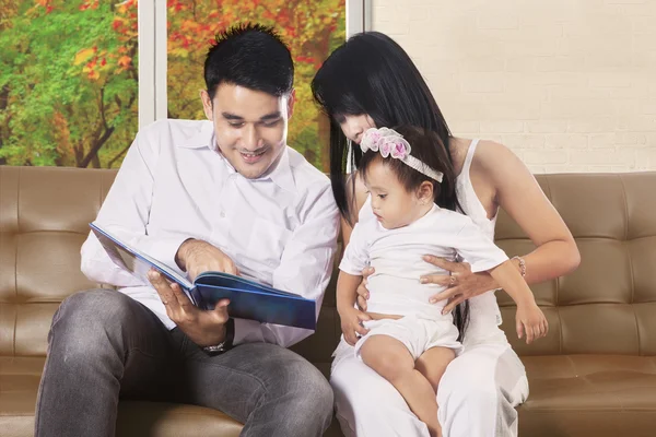 Parents reading story tale for their baby — Stock Photo, Image