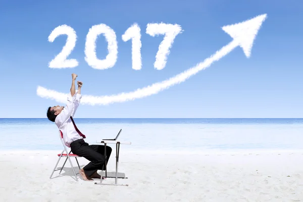 Maschio di successo in meno di 2017 e freccia — Foto Stock