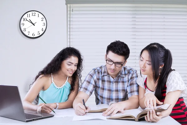 Tre studenter som förbereder för examen — Stockfoto