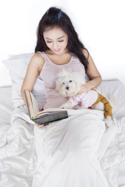Donna e cane sdraiati sul letto — Foto Stock