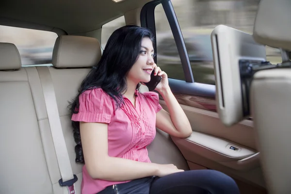 Mujer llamando en un coche — Foto de Stock