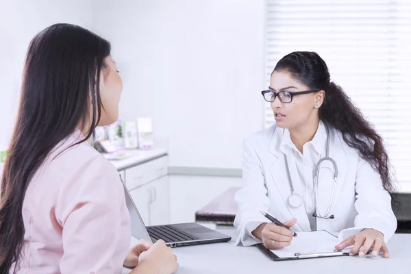 Mujer está consultando con el médico —  Fotos de Stock
