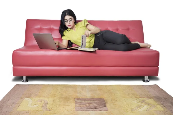 Femme passe du temps avec ordinateur portable et livre — Photo