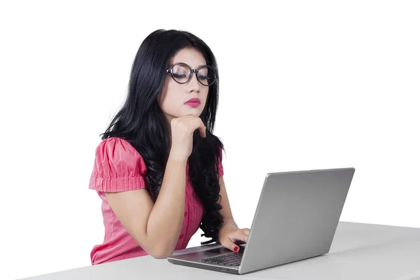 Mujer usando portátil —  Fotos de Stock