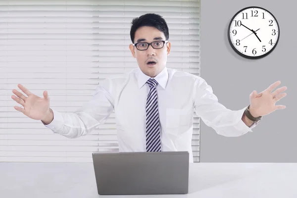 Young male with a troubled laptop — Stock Photo, Image