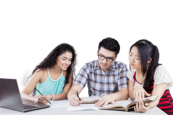 Jonge studenten leren samen — Stockfoto