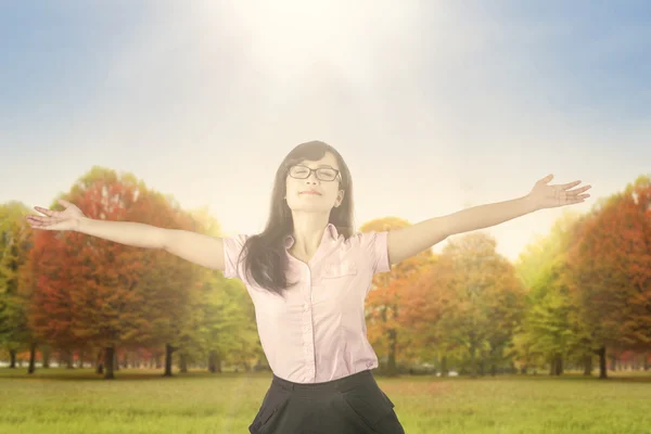 Young woman enjoying leisure in the park — Stock Photo, Image