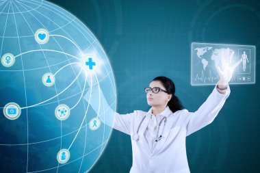 Sanal ekranda tıbbi simge ile Doktor