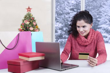 Laptop ve çanta evde ile online alışveriş kadın