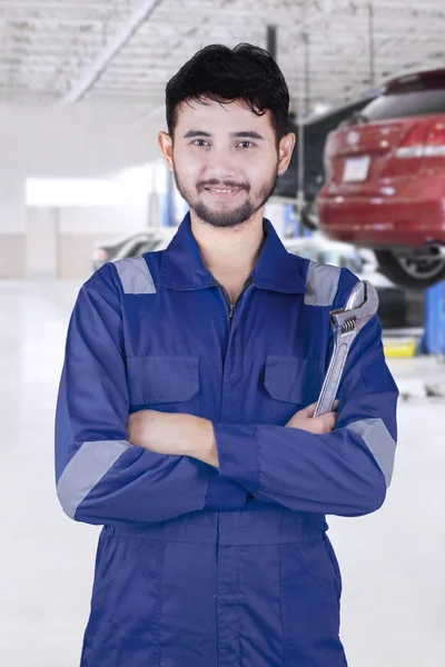 Carro árabe mecânico sorrindo na oficina — Fotografia de Stock