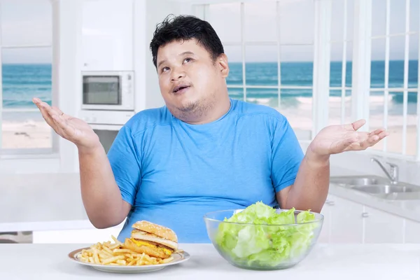 Asiatisk person funderar på att välja mat — Stockfoto