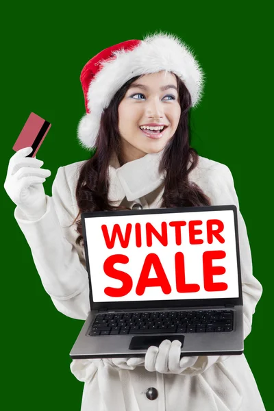 Menina atraente compras on-line no inverno tempo de venda — Fotografia de Stock