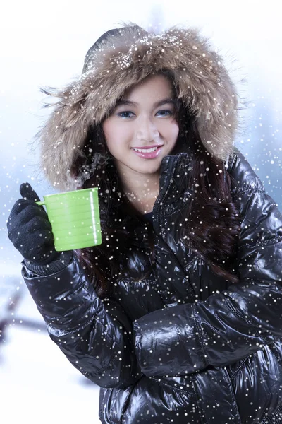 Beautiful girl drinks hot tea — Stock Photo, Image