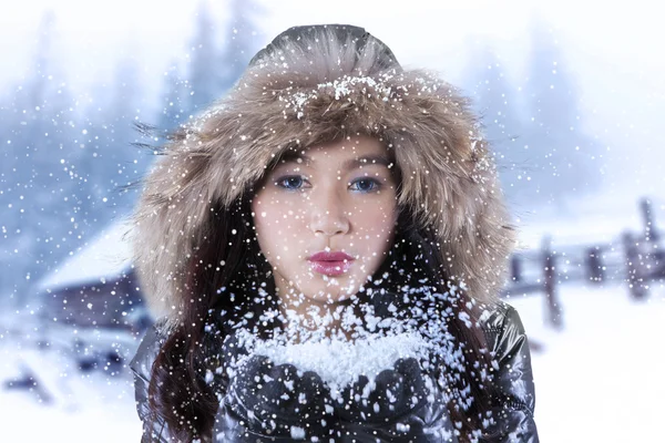 Bella donna che soffia neve — Foto Stock