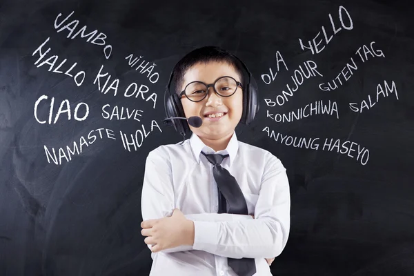 Menino com fones de ouvido aprende multilingue — Fotografia de Stock