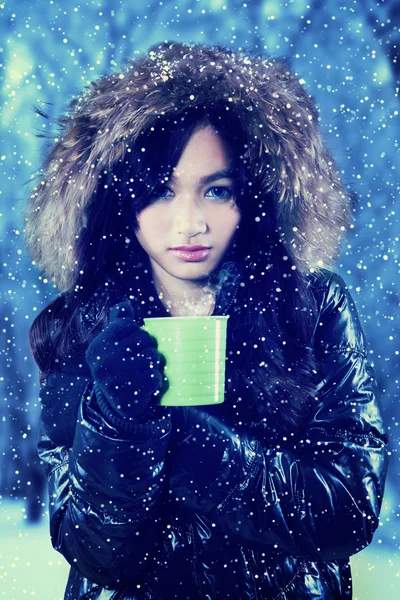 Девушка пьет горячий чай в снежный день — стоковое фото