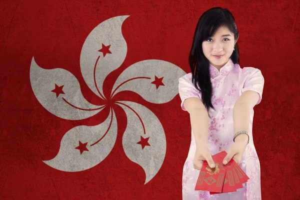 Flicka visar kuvert med flagga av Hong Kong — Stockfoto