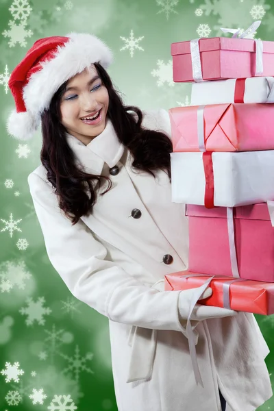 Chica con regalo de Navidad y fondo de invierno —  Fotos de Stock