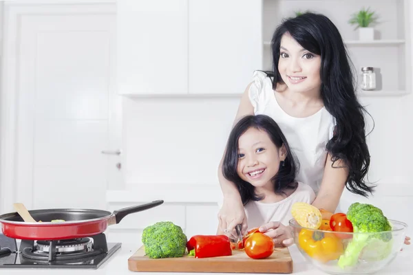 Glückliche Frau und Kind kochen in der Küche — Stockfoto