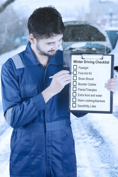 Mecánico sostiene consejos de conducción de invierno — Foto de Stock
