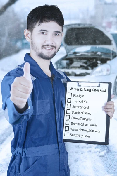 Mecánico con consejos de conducción de invierno —  Fotos de Stock