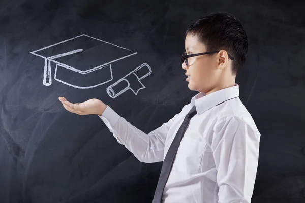 Schüler hält Pappfigur in der Hand — Stockfoto