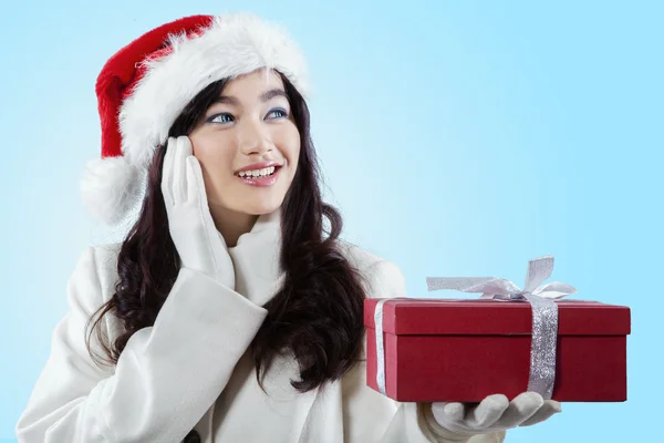 Dulce chica en navidad sombrero obtener un regalos — Foto de Stock