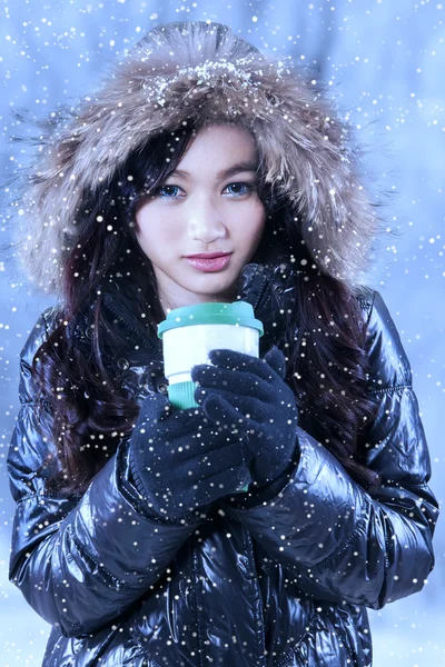 Adolescente menina detém café quente — Fotografia de Stock