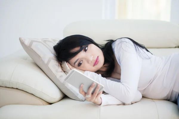 Woman reads message on smartphone — Stok fotoğraf