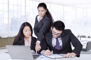 Güzel kadın takım lideri ve çalışanları