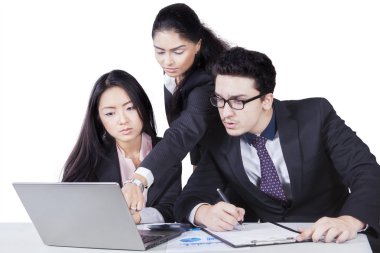 Dizüstü bilgisayar ile iş ekibi odak 