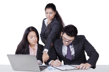 İş ekibi birlikte çalışmakla meşgul