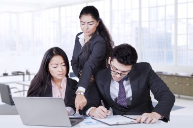 İş ekibi birlikte çalışıyor.